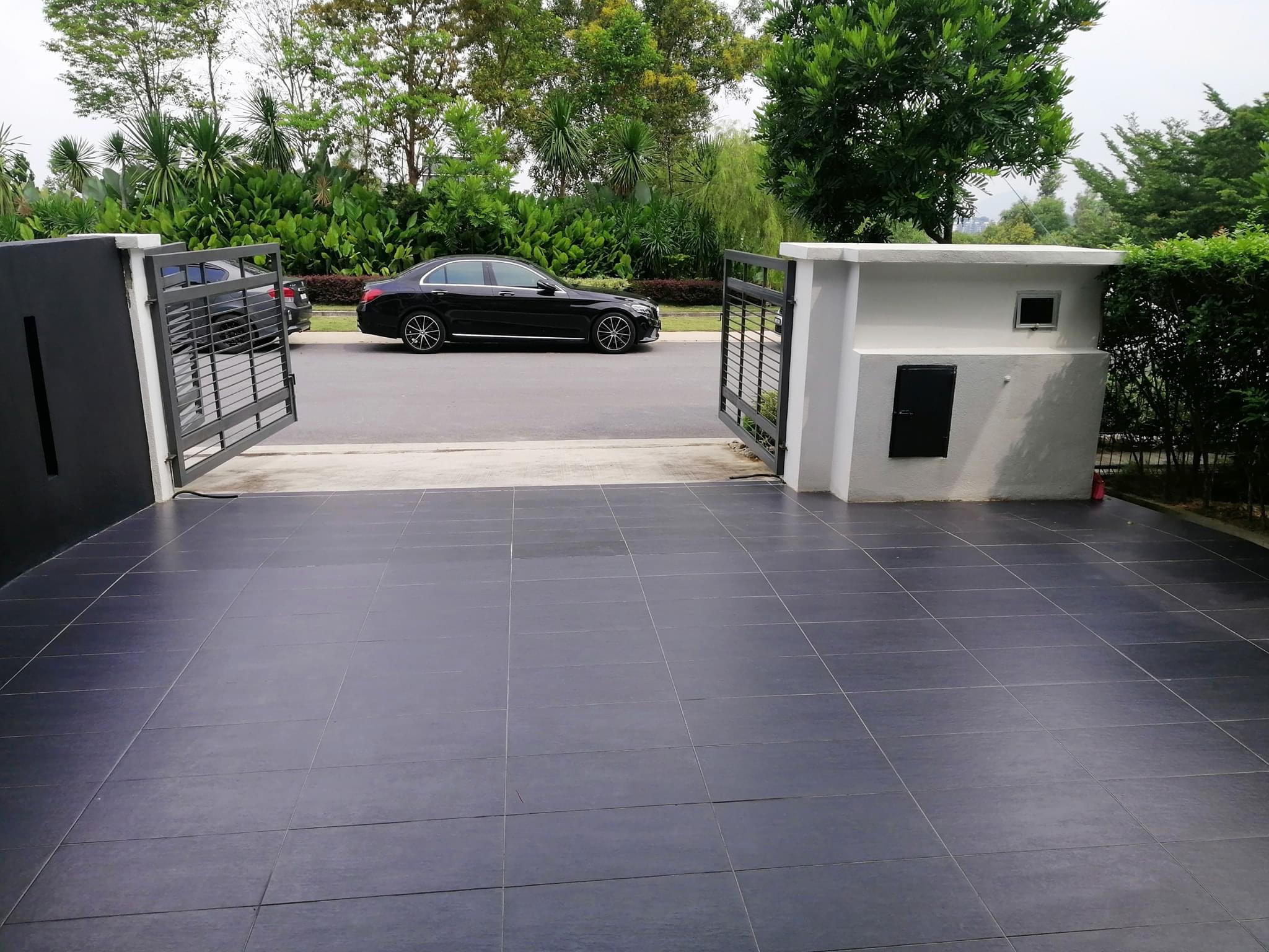Hijauan actual car porch
